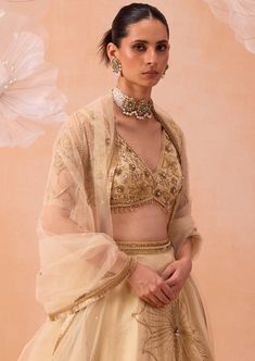 V neck blouse embellished with intricate zardozi floral motifs and paired with big floral motifs on skirt with dupatta. Pre Bridal, White Lehenga, Lehenga Pattern, Lehenga Red, Organza Lehenga, Padded Blouse, Indian Wedding Wear, Elegant Sets, Silk Organza