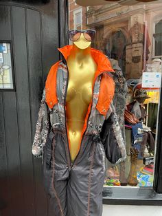 Original 1980s ski suit by the only label visible which is on the back "Proportion Express ". Mannequin is a size 6 and although the suit does look great there is room up to a size 10 max I would say. The euro size label states 152. Cracking colour and in good condition with no issues,belted with multiple zip and popper pockets,elasticated cuffs and flare that also has a zip. Measurements are  Pit-cuff 18" Pit-pit bust 22&1/2" Waist un-stretched 16" Stretched 19" Crotch to hem 27" Back of neck t Skydiving Suit, The Hollies, Gender Fluid Fashion, 50s Rockabilly, New York Studio, Summer Wedding Outfits, Boiler Suit, Ski Suit, Ski Suits