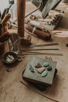 Jewelry Making Station, Jewelry Maker Aesthetic, Jewelry Shop Aesthetic, Jewelry Designer Office, Jewelry Studio Workspaces, Jewelry Maker Studio, Jewelry Workshop Studio, Home Jewelry Studio, Metalsmith Studio