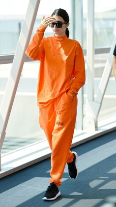 Stylish Travel Outfit, Stile Kendall Jenner, Orange Outfits, Celebrity Airport Style, Mode Ulzzang, Mode Kylie Jenner, Kendall Jenner Street Style, Kendall Style