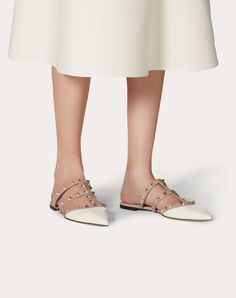 Valentino Garavani Rockstud patent-leather mule - Platinum-finish studs - Contrast poudre nappa leather straps - Heel height 5mm/0.25" - Made in Italy Luxury Cream Mules, Designer White Pointed Toe Mules, White Designer Mules With Pointed Toe, Valentino Mules, Valentino Rockstud, Leather Mules, Nappa Leather, Strap Heels, Valentino Garavani