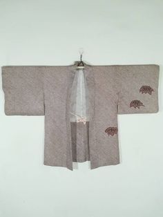 "Japanese Brown Shibori Haori Kimono Jacket | Floral Kimono Haori | Kimono Cardigan | Short Kimono Robe | Short Sleeve Please check the measurements we have provided to ensure a proper fit ▪️ MEASUREMENTS ▪️ Width (shoulder seam to shoulder seam): 23.5\" Inches. Length (from base of collar to bottom): 33\" Inches. End Sleeve to End Sleeve : 50\" Inches Good Condition but have some stains. Refer image. Please enlarge the photos to get clear image. All measurements are taken with the garment flat Traditional Beige Long Sleeve Kimono, Traditional Outerwear With Kimono Sleeves For Tea Ceremony, Traditional Long Sleeve Beige Kimono, Gilet Kimono, Short Kimono Robe, Silk Kimono Jacket, Cardigan Short, Shibori Tie Dye, Cotton Kimono