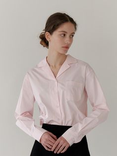 This is YUPPE’s shirt features a pajama-style collar and is made from a high-quality textured fabric. It's suitable for wearing comfortably during the transition seasons and early summer. The collar's frame is not too deep, allowing for easy and relaxed wear. Crafted in refreshing colors, it gives off a vibrant appearance when worn. With its basic design, it can be effortlessly styled with various outfits.- It's a great item for daily wear- It can be styled with different bottoms to create various looks- The buttons on the front allow for easy removal Classic Pink Collared Top, Classic Pink Tops With Collared Neckline, Pink Button-up Shirt For Loungewear, Pink Collared Shirt With Pockets, Pink Relaxed Fit Collared Shirt, Pink Collared Blouse For Loungewear, Pink Relaxed Fit Shirt With Pockets, Pink Relaxed Fit Shirt For Work, Spring Loungewear Top With Spread Collar