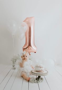 One Year Princess Photo Shoot, Smash Cake Photoshoot Simple, Simple Christmas Studio Photoshoot, One Birthday Pictures, Minimal One Year Photoshoot, White 1st Birthday Photoshoot, First Birthday Balloon Photoshoot, Smash Cake Party