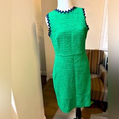 J.Crew Green Midi Dress In Textured Tweed Size 6 Elegant Fitted Green Tweed Dress, Chic Green Fitted Tweed Dress, Green Tweed Dress For Work, Chic Green Tweed Dress For Spring, Green Midi Dress, Size 6 Dress, J Crew, Midi Dress, Size 6