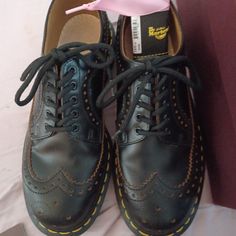 3989 Brogue Style- Leather Oxford Style With Yellow Stitch, Made In England- Red Box. Women's Size 8. Brand New With Box, Dust Cover, And Extra Set Of Wide Pink Laces. The Box Is Torn On One Corner But Other Than That - Perfect Condition. Beautiful Shoes To Wear From Day To Night. Doc Martens Loafers, Shoes Doc Martens, Brogues Womens, Yellow Stitch, Martin Shoes, Brogues Style, Mary Jane Shoes Flat, White Leather Shoes, Oxford Brogues