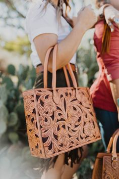 100% Leather; Handcrafted! You can customize the color :) Tooled Leather Handbags, Pattern Interior, Leather Working Patterns, Leather Tooling Patterns, Tooled Leather Bag, Unique Handbags, Tooled Leather Purse, Leather Portfolio, Leather Workshop