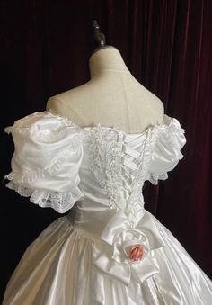 Wedding Dresses Retro, Priscilla Wedding Dress, Vintage Ball Gown Wedding Dress, Wedding Dress Coquette, Old Fashioned Wedding Dress, Coquette Wedding Dress, Vintage Wedding Dress 1950s 1940s, Vintage Satin Wedding Dress, Modest Lace Wedding Dress