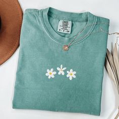 Comfort Colors Daisy Shirt, Embroidered Comfort Colors Shirt, Embroidered Flower Shirt, Daisies T-Shirt, Embroidered Daisies, Spring Shirt This embroidered daisies comfort colors shirt is everything. Perfect to wear for springtime! ✨ 100% Cotton ✨ Pre-shrunk ✨ Relaxed fit Care: Machine wash: warm (max 40C or 105F) Tumble dry: low Do not iron directly on the print REFUNDS AND EXCHANGES All items are made to order using multiple suppliers to ensure quick worldwide shipping. For this reason we are Flower Embroidery Tshirt, Black Eyed Susan Flower, North Carolina Shirt, Embroidered Daisies, Daisy Shirt, Smiley Face Tshirt, Peach Shirt, T-shirt Broderie, Texas Shirts