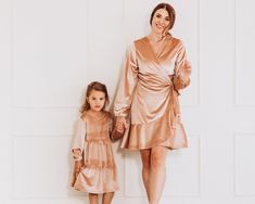 Elevate your style with our Mommy And Me wedding guest dresses! Perfect for special occasions, these matching velvet dresses exude elegance. Create unforgettable memories with our mother-daughter outfit, also ideal as a fashion gift. Whether it's for a cocktail party or a special occasion, our occasion outfits ensure you both shine. ☀️WE'RE GRATEFUL YOU'VE CHOSEN US!  We offer: ● Fast Shipping ● High Quality Products ● A Great Customer Service We're dedicated to offering top-notch styles for you Gold Velvet Party Dress, Fall Wedding Satin Dress, Elegant Velvet Bridesmaid Dress, Elegant Bridesmaid Velvet Dress, Xmas Party Dresses, Velvet Holiday Dress, Match Velvet, Outfit Elegantes, Mother Daughter Dresses Matching