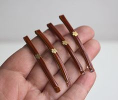 Set of 4 Brown Gold Flower Hair Clip Bobby Pin Slide Hairpins Clips Bohemian Accessories Bun Holder Maker Women Girl Gift Product Description: ►1 Set = 4 pcs ►Color: Brown, Gold ►Dimensions: Length for 1 pin: 6 cm ►100% Genuine, Superior Quality. ►Materials:  Check out my new etsy shops: You can also see our new shops: ►Beautiful Jewelry & Accessories: https://www.etsy.com/shop/BellaDonnaBG ►Vintage Fashion Shop: https://www.etsy.com/shop/OldSchoolFashionShop ►Vintage and Handmade Home Decor : h Bun Holder, Bohemian Accessories, Flower Hair Clip, Bobby Pin, Gold Flower, Flower Hair Clips, Flower Hair, Mode Vintage, Gold Flowers