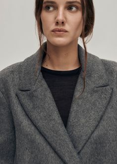 Chaqueta oversize gris estilo blazer
Una versión recortada de los clásicos abrigos estilo chaquetón, la chaqueta Mai está hecha de fieltro de lana en una forma oversize. Viene con solapas de muesca y bolsillos integrados clásicos, junto con detalles más sutiles como mangas dobladas con puños en punta. Classic Cropped Jacket With Notch Lapel For Winter, Wool Cropped Business Jacket For Winter, Wool Cropped Jacket With Lapel Collar For Fall, Winter Business Wool Cropped Jacket, Wool Cropped Jacket For Business In Winter, Winter Wool Cropped Jacket For Business, Classic Cropped Jacket With Lapel Collar For Winter, Winter Business Cropped Jacket With Notch Lapel, Notch Lapel Cropped Jacket For Business In Winter