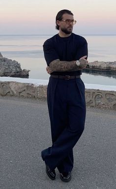 Mens Pleated Trousers Outfit, Black Old Money Outfits Men, Classy Men’s Fashion, Dark Old Money Outfit Men, Old Money Outfits Men Black, Pleated Pants Outfit, Herren Style, Street Style Outfits Men