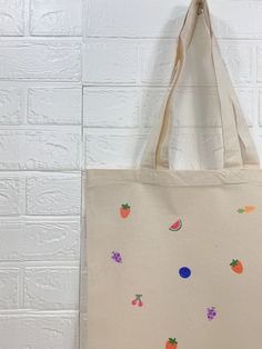 Summer Tote Bag Painting, Painted Tote Bags Summer, Canvas Tote Bag Painting, Canvas Bag Painting, Canvas Bag Painting Ideas, Cavas Bag, Fruit Tote Bag Painting, Artistic Summer Canvas Tote Bag, Everyday Tote Bag With Strawberry Print