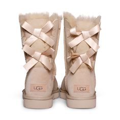 The Bailey Bow Is Embellished With Fixed, Double Ribbon Bows At The Back, Enhancing The Defining Features Of An Ugg Classic. A Light, Flexible Outsole And Foundational Twinface Sheepskin Keep Feet Cozy And Dry Indoors Or Out, While Durable Construction And Added Foam Ensure All-Day Comfort. * 17mm Grade "A" Twinface Sheepskin; Sueded Heel Guards And Nylon Binding * Signature Ugg Woven Label * Cushy Foam Insole For Extra Comfort Covered With A Genuine Sheepskin Sock That Naturally Wicks Away Mois Pink Ugg Boots, Cute Uggs, Shoes For Fall, Uggs With Bows, Ugg Bailey Bow, Vintage Sandals, Bailey Bow Uggs, Ugg Bailey, Bailey Bow