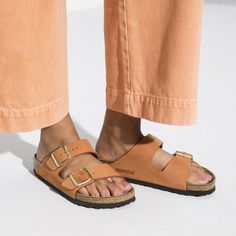 Arizona Nubuck Leather Birkenstock Styles, Birkenstock Style, Sneaker Outfits, Sneaker Trend, Two Strap Sandals, Simple Sandals, Streetwear Mode, Trendy Sandals, Calf Muscles