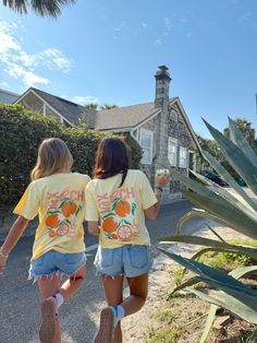 Our *EXCLUSIVE* Sunhoney Florida Orange Tshirt in Yellow is your new tee to bring on your next beach vacay! Add a pop of sunshine to your wardrobe with our Sunhoney Florida Orange Tshirt in a bright yellow. Made with high quality fabric, printed on Comfort Colors, this shirt will not only keep you stylish but also super comfy! Product is made to order: available for pick up/ships in 2-4 business days Content: 100% Cotton Fit: TTS - size up for oversized style Models wearing size: Medium Model si Outfits With A Yellow Shirt, Yellow T-shirt For Spring Vacation, Casual Yellow T-shirt For Vacation, Beach Season Short Sleeve T-shirt For Day Out, Fun Tops With Funny Print For Day Out, Fun Orange Summer Tops, Yellow Beachy Top For Vacation, Yellow Crew Neck T-shirt For Beach, Spring Fun Tops For Beach Party