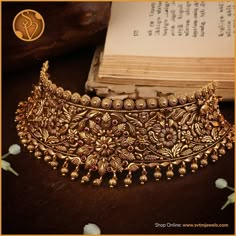 Latest Indian Jewellery, Jewelry Necklace Simple, Choker Jewellery, Classic Jewellery, Indian Wedding Jewelry Sets, Delicate Gold Jewelry, Gold Jewels Design