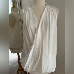 New Without Tags Chic White Cami Tank Top, Chic Tank Blouse For Beach, White Feminine Camisole, Elegant Tank Blouse For Day Out, Chic Sleeveless Blouse Camisole For Vacation, Chic Sleeveless Camisole For Daywear, Elegant Sleeveless Blouse For Beach, White Feminine Sleeveless Tank Top, White Feminine Tank Top