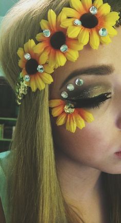 Sunflower makeup inspired by the #DreamInJade Sunflower plunge bra paired with the Sunflower Crown Costume Aesthetic, Hippie Makeup, Burning Man Fashion