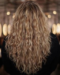 Natural Blonde Hair Curly, Thick Blonde Curly Hair, Natural Curly Hair Haircut, V Haircut For Long Hair Curly, Layered Curly Blonde Hair, Wavy Natural Haircut, Rounded Layers Haircut