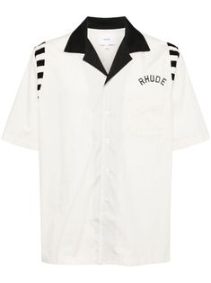 white/black poplin texture cotton striped tipping logo print at the chest logo print to the rear tonal stitching contrasting collar Cuban collar short sleeves chest patch pocket front button fastening short side slits straight hem Casual White Shirt With Signature Stripes, Cotton Polo Shirt With Contrast Collar, Collared Cotton Shirt With Signature Stripes, White Collared Top With Signature Stripes, White Tops With Signature Stripes For Workwear, Classic White Shirt With Signature Stripes, White Cotton Johnny Collar Short Sleeve Shirt, White Cotton Short Sleeve Shirt With Johnny Collar, Cotton Shirt With Contrast Collar, Short Sleeve