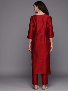 Maroon yoke design Kurta with TrousersKurta design:Ethnic motifs yoke designStraight shapeRegular styleRound neck, three-quarter regular sleevesZari detailCalf length length with straight hemSilk blend machine weave fabricTrousers design:Solid TrousersPartially elasticated waistbandSlip-on closure Georgette Anarkali Suits, Design Kurta, Yoke Design, Georgette Anarkali, Ethnic Motifs, Unstitched Dress Material, Anarkali Suit, Kurta Designs, Printed Linen