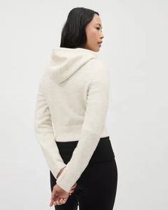 Conçu dans un doux tricot spongieux, ce cardigan à capuchon est idéal pour celles qui préconisent le confort avec style. Coupe - Coupe ajustée : Coupe près du corps épousant la silhouette - Manches longues - Longueur avant de 20,5'' (taille M) Caractéristiques - Tricot spongieux extensible - Tissu doux - Col à capuchon avec cordon de serrage - Fermeture à glissière avant Yoga Jeans, Slim Fit Dress Shirts, Short Cardigan, Maternity Shops, Slim Fit Dresses, Linen Shop, Tailored Shirts, Slim Fit Shirt, New Tops