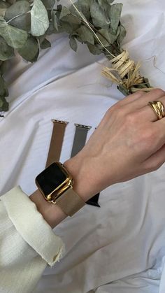 Apple Watch Ideas For Women, Good Apple Watch Band, Apple Watch On Women, Apple Watch Aesthetic Gold, Apple Watch Band Accessories, Women Apple Watch Band, Luxury Apple Watch Band, How To Style Apple Watch, Rose Gold Apple Watch Band Ideas