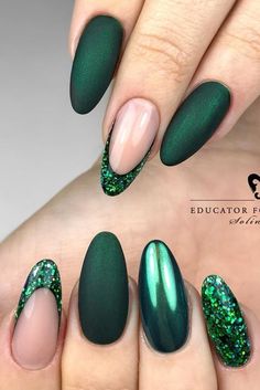 2023 Holiday Nail Trends, Green Inspired Nails, Christmas Nails Chrome, Matte Glitter Nails, Green Chrome Nails, Green Nails Ideas, Chrome Nail Ideas, Chipped Nails, Manicure Monday