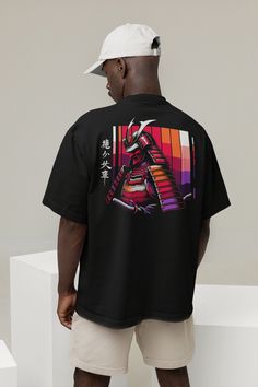 Dieses Design zeigt ein farbenfrohes und grafisch anspruchsvolles Design, das einen traditionellen japanischen Samurai in Rüstung darstellt. Der Samurai ist in Profilansicht gezeichnet und zeigt markante Details wie das Kabuto (den Helm), mit einer auffälligen Mondsichel oder Shikoro (Nackenschutz), sowie die Yoroi (Rüstung), die in lebendigen Rot- und Orangetönen mit Akzenten in Lila und Schwarz gehalten ist. * 100 % Baumwolle * Passform: Leicht Oversized * Stoffgewicht: 170 - 180 g/m²  * Nacke Gender Neutral, Art Collection, Spain, Bathing Beauties, Adult Outfits, Street Wear, Ships, T-shirt, Tops & Tees