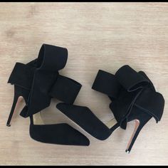 Gorgeous Black Suede Aminah Abdul Jillil Shoes! Hard To Find, Never Worn. Features Signature Large Ankle Bow And Double Magnetic Closure. Absolutely Beautiful. Baby Heels, White Pumps Heels, Black And White Pumps, Jeffrey Campbell Heels, Padded Sandals, White Block Heels, Shoes World, Ankle Strap Sandals Heels, Strappy Shoes