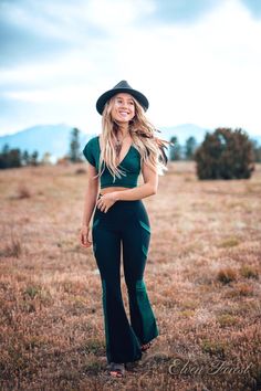 Elven Forest, Forest Festival, Summer Family Photos, Senior Photo Outfits, Family Photoshoot Outfits, Outfits Jeans, Western Style Outfits, Dance Pants, Senior Picture Outfits