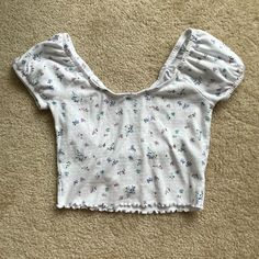 Nwot Cropped Tee With Lettuce Edge, Cute Pattern, Floral Detail. Summer Crop Tops, Cropped Tee, Floral Crop Tops, Pattern Floral, Crop Tee, Cute Pattern, Lettuce, Stylish Outfits, Floral Tops