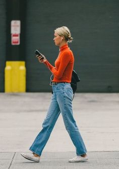 Flare Jean Streetstyle, Williamsburg Brooklyn Street Style, Orange Dress Street Style, Orange Sweater Street Style, Brooklyn Street Style, New York Busy Street, Cool Street Style, Street Style Vintage, La Street Style