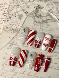 Christmas is a time of joy, warmth, and togetherness. While we decorate our homes and dress up for the season, why not add some holiday cheer to your nails as well? Simple Christmas nails are an easy and fun way to show off your festive spirit. Whether you’re getting ready for a cozy family gathering or a stylish office party, simple Christmas nails can be the perfect accessory. Christmas Nail Designs Easy, Nail Art Noel, Festive Nail Art, Christmas Nails Easy, Baddie Nails, Christmas Nail Art Designs