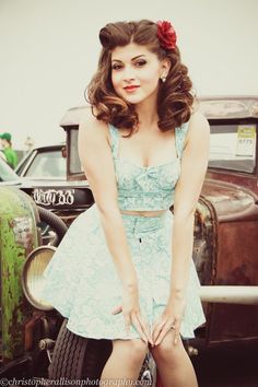 I really want to experiment with pinup looks for the bf. Unfortunately, it's prohibitively expensive to just go buying a ton of new dresses and lingerie for your guy's feminine alter-ego :) Old Fashioned Hairstyles, Pin Up Outfits, 2015 Hairstyles, Look Retro, Chic Hairstyles