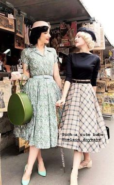 Outfit 50s Mujer, 1950s Inspired Outfits, 50s Outfits For Women, Renda Kebaya, 50s Womens Fashion, 50s Aesthetic, Neon Green Dresses