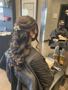 Quinceanera Hairstyles Shorthair, Dama Hairstyles, Cute Trendy Hairstyles, Sweet 16 Hairstyles, Updos Homecoming, Prom Hair Medium, Quince Hairstyles With Crown, Quinceanera Hairstyles, Homecoming Hairstyles For Medium Length