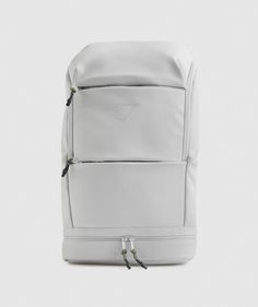 Gymshark Sleek Backpack - Light Grey Badminton Bag, Gym Kit, Gym Backpack, White Backpack, S Aesthetic, Work Essentials, Light Backpack, Pocket Organizer, Thrift Finds