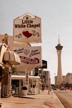 a sign for a little white chapel in las vegas