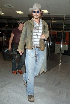 Johnny Depp Street Style, Husky Man Outfits, Johnny Depp 2000s, Johnny Depp Style Clothes, Johnny Depp Outfits, Johnny Depp Fashion, Johnny Depp Aesthetic, Bohemian Outfit Men, Tomboyish Outfits