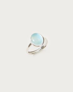 Unser Aquamarin-Ring ist ein erfrischender und zierlicher Look, den Sie auf keinen Fall in Ihrer Sammlung verpassen sollten. Er ist eines der schönsten Accessoires in unserer Kollektion. Der eisblaue Stein in der Mitte dient als Quelle unvergleichlicher Schönheit. Unser Aquamarin-Ring aus vergoldetem Sterlingsilber mit kubischem Zirkonia und einem faszinierenden Finish ist ein Must-Have. Das Beste daran ist, dass es größenverstellbar ist. Bestellen Sie jetzt und überraschen Sie Ihre Lieben mit d En Route Jewelry, Beautiful Accessories, Cherry Earrings, Aquamarine Ring, Aquamarine Stone, Oval Rings, Icy Blue, Aquamarine Rings, Aquamarine Blue