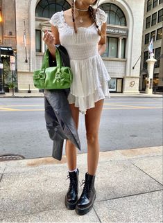 White Dr Martens Outfit, Dr Martens Outfit Summer, White Doc Martens Outfit, Spring Outfits College, Doc Martens Outfit Summer, How To Style Doc Martens, Aritzia Outfit, Doc Martens Outfits, Martens Outfit