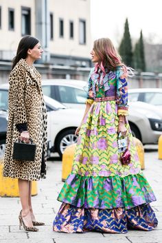 les meilleurs look beaute des street looks de la fashion week automne hiver 3 Milan Fashion Street Style, Mixed Patterns Fashion, Sukienki Maksi, Giovanna Battaglia, Leopard Coat, La Fashion Week, Looks Street Style, Milan Fashion Weeks