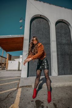 Nashville Rocker Style, Chic Rock Outfit, Vintage Rock Fashion, Edgy Christmas Outfit, Winter 2023 Fashion Trends Women, Edgy Style Inspiration, Winter Outfits Edgy, Star Skirt, Rocker Chic Style