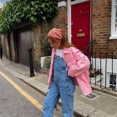 Lighter Denim Wash Carpenter Style B27 Zara Floral Dungarees, Overalls With Shacket, Wide Leg Overalls With Boots, Chunky Boots With Overalls, Dungarees Heels, Denim Overalls Boots, Overalls 2000, Zara Knit Overalls, Coffee Styling