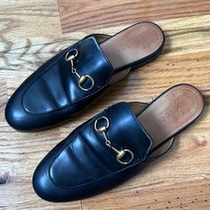 Preloved. Classic Gucci Mules With Leather Sole, Gucci Classic Mules With Leather Sole, Classic Gucci Leather Mules, Gucci Black Mules With Round Toe, Gucci Luxury Round Toe Mules, Gucci Shoes, Gucci, Women Shoes, Black