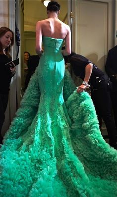 Style Vert, Green Chiffon Dress, Collection Couture, Look Formal, Green Gown, Georges Hobeika, Couture Gowns, Gorgeous Gowns, Couture Collection