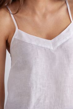 Top in pure linen that can be used either with jeans to wear during the day or as a comfortable pajama top. Casual Cami Tops For Relaxation, Spring Cotton Camisole For Relaxation, Casual Camisole Tops For Relaxation, Cami Top For Relaxation, Relaxation Cotton Camisole Tops, Cotton Camisole Tops For Relaxation, Summer Sleep Tops With Relaxed Fit, Summer Cotton Tops For Sleep, Summer Cotton Sleep Top